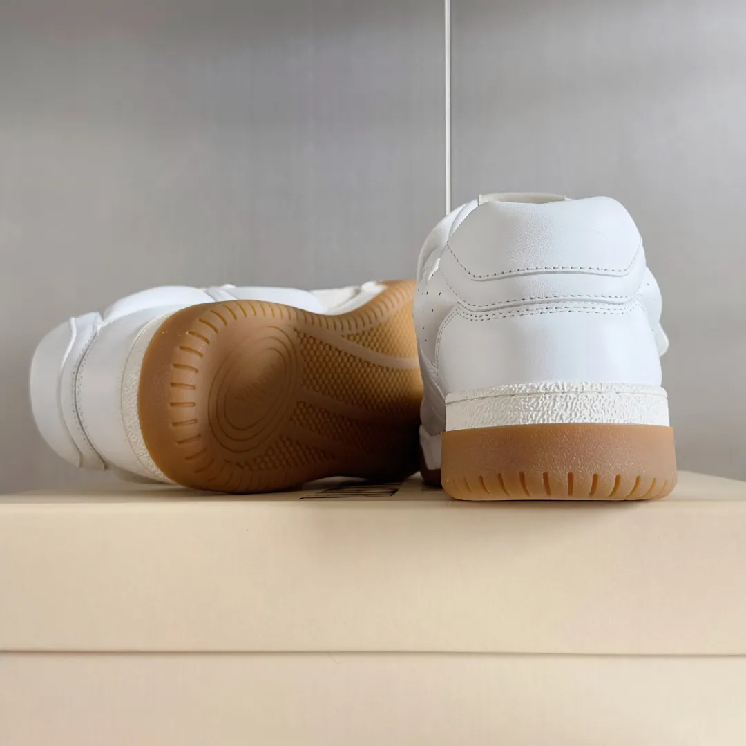 [Valentino] P: 880💰 Couple model, size: ▪️Size: Women's model 35-40 / Men's model 39-44 (45 customized) Valentino Valentino Couple model Joie de Jouer series Velcro Thick sole Bread shoes Couple model Casual sports shoes White shoes Original purchase and development Production Joie de Jouer series The style is simple but not out of style. The pure white base is paired with fresh green and soft beige, and the unique Velcro design highlights your personality. Every detail tells the fashion and quality. Wear it, take a confident step, and start the fashion journey. Exquisite packaging at the delivery counter🛍📦 ▪️Fabrics: Original custom imported first-layer cowhide ▪️Inner lining: Original custom-made soft sheepskin lining ▪️Outsole: Original open-molded anti-slip TPU material ▪️Sole thickness: 3.5CM